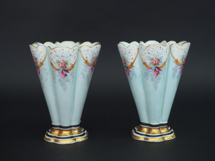	Paire de vases cornet Napoléon III en porcelaine de Paris, à décor de