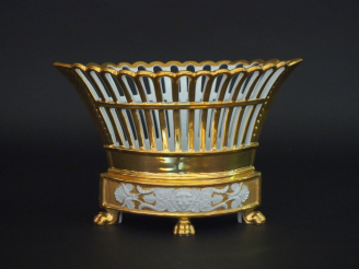 Vente aux enchères Jardinière Restauration en porcelaine de Paris ajourée à décor en blan