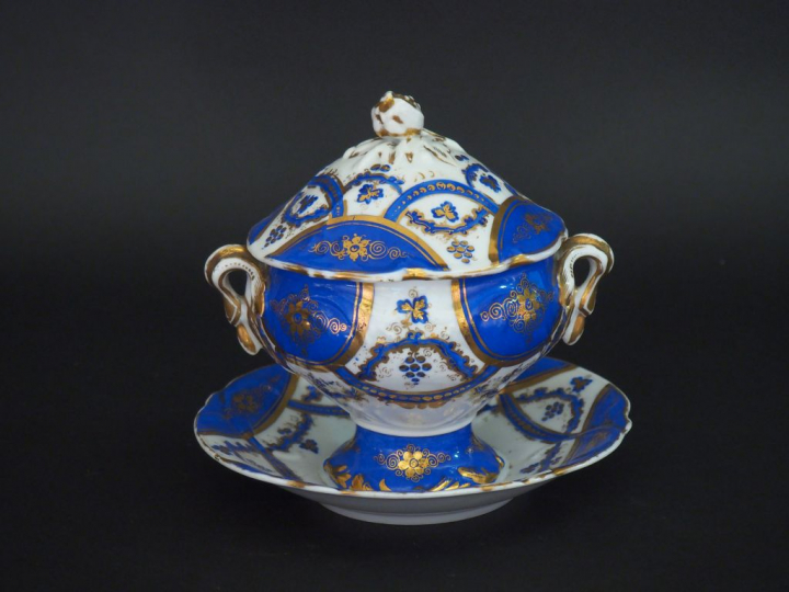 	Sucrier Napoléon III et son présentoir en porcelaine de Paris, à déco
