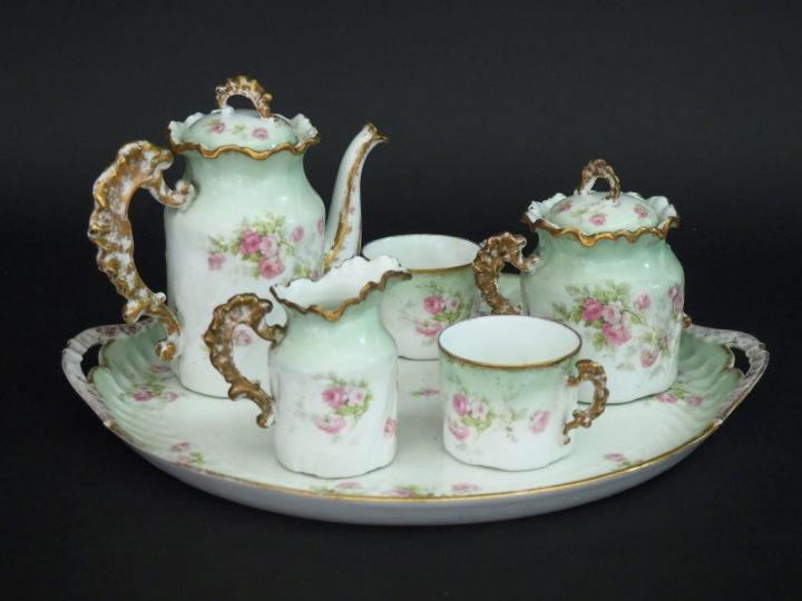 Service tête à tête en porcelaine de style Rocaille, à décor de roses 