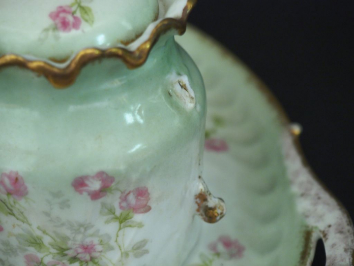 Service tête à tête en porcelaine de style Rocaille, à décor de roses 