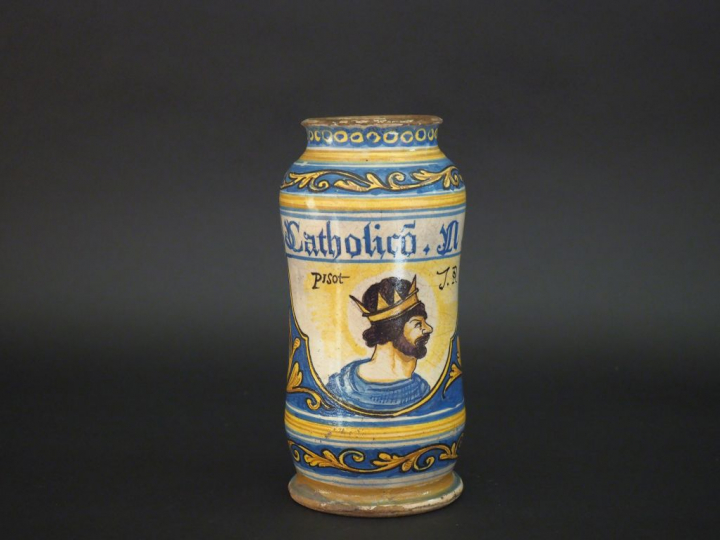 Albarello italien XVIIème en majolique à décor d'un profil royal dans 