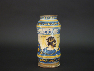 Vente aux enchères Albarello italien XVIIème en majolique à décor d'un profil royal dans 