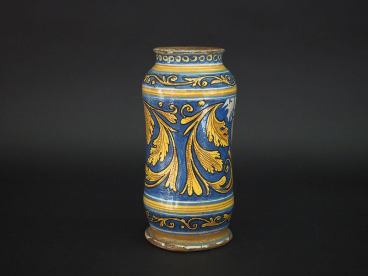 Albarello italien XVIIème en majolique à décor d'un profil royal dans 