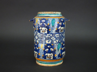 Vente aux enchères Albarello XVIIème en majolique légèrement cintré à décor polychrome de