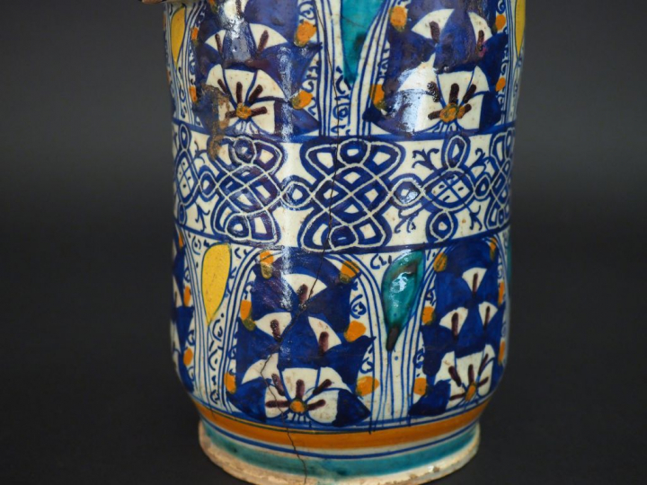 Albarello XVIIème en majolique légèrement cintré à décor polychrome de