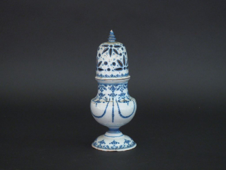 Vente aux enchères Grand saupoudroir Louis XIV en faïence de forme balustre, décor en cam