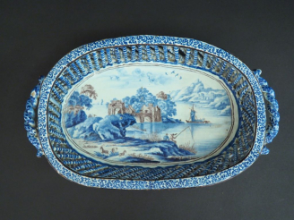 Vente aux enchères Corbeille XVIIIème en faience de Nevers, à décor de paysage lacustre a