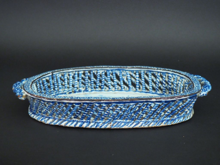 Corbeille XVIIIème en faience de Nevers, à décor de paysage lacustre a