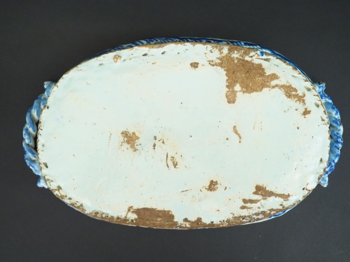 Corbeille XVIIIème en faience de Nevers, à décor de paysage lacustre a