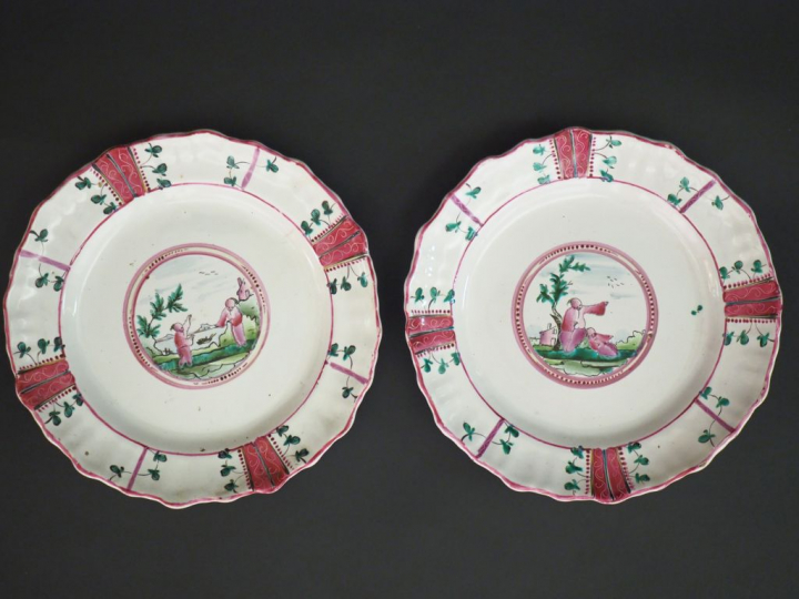 MOUSTIERS ou VARAGES.  Paire d'assiettes en faience XVIIIème à décor a