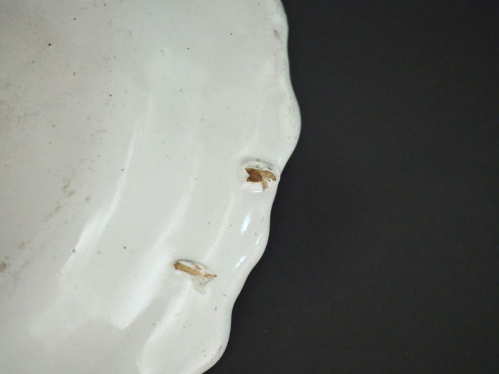 MOUSTIERS ou VARAGES.  Paire d'assiettes en faience XVIIIème à décor a