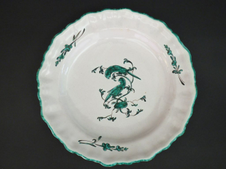 Vente aux enchères MOUSTIERS. Assiette en faïence XVIIIème à décor en camaïeu vert de per
