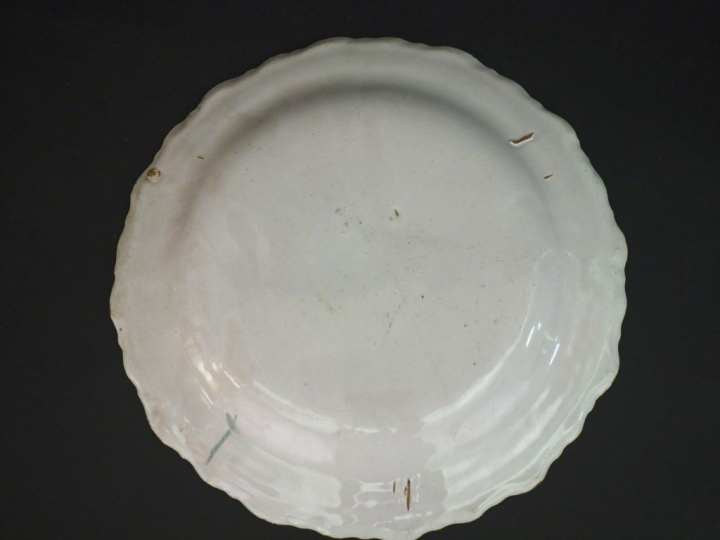 MOUSTIERS. Assiette en faïence XVIIIème à décor en camaïeu vert de per