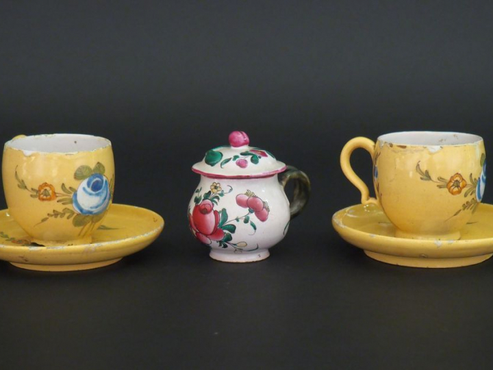 Paire de tasses et sous tasses fin XVIIIème en faïence du midi à décor