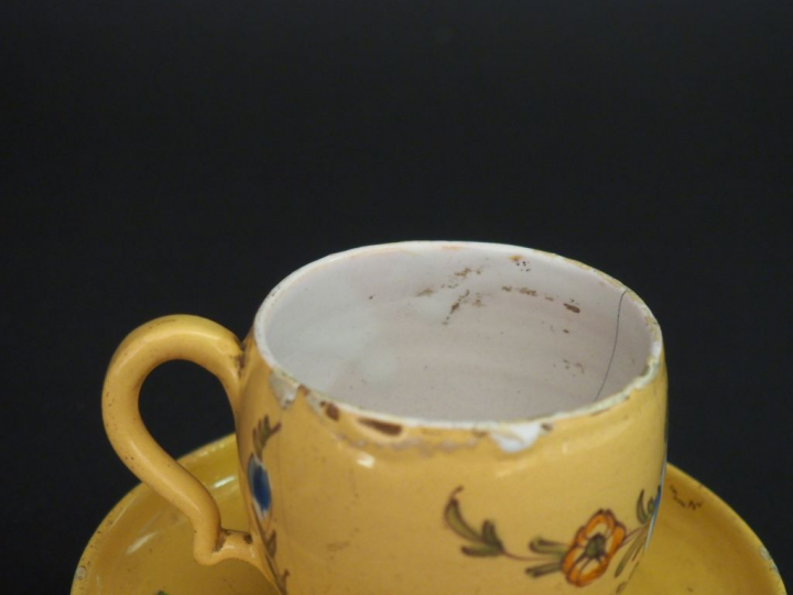 Paire de tasses et sous tasses fin XVIIIème en faïence du midi à décor