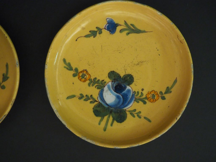 Paire de tasses et sous tasses fin XVIIIème en faïence du midi à décor