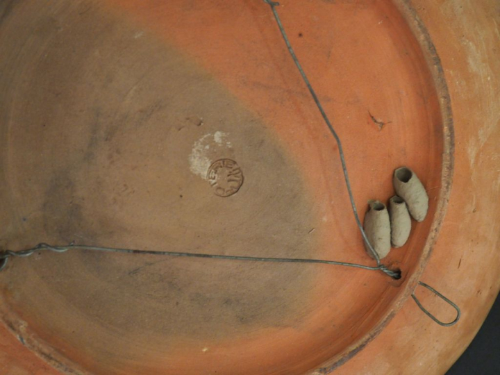 Coupe sur talon en terre vernissée et émaillée à décor de rinceaux ver