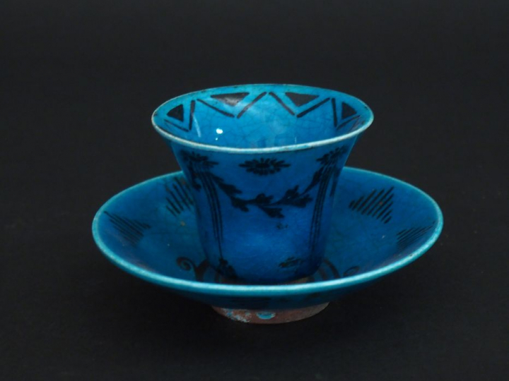 Tasse et sous tasse Perse en céramique émaillée bleue turquoise à déco