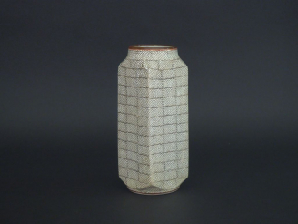 Vente aux enchères Vase moderne en céramique Extrême Orient à l'imitation du galuchat. H.