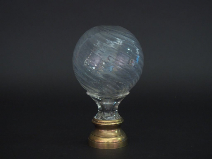 Boule d'escalier en verre soufflé à décor de spirales. H. 22 cm