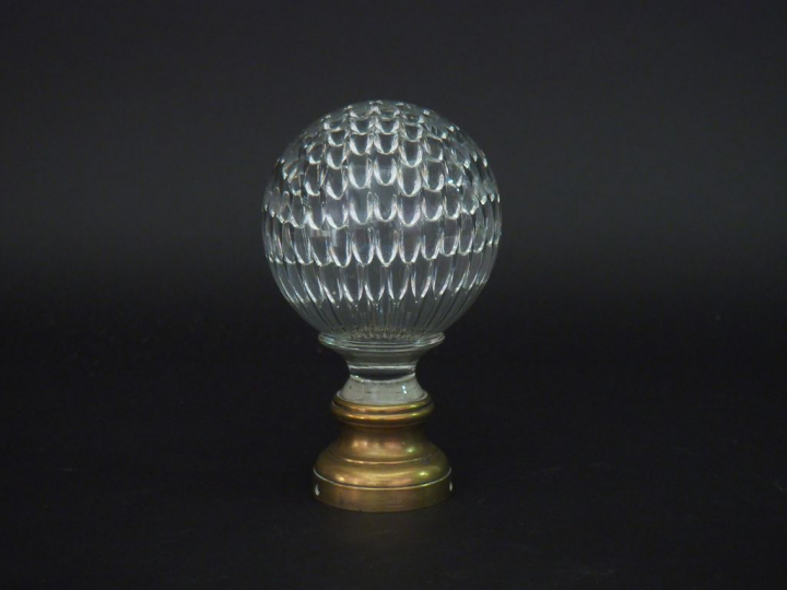 Boule d'escalier en cristal bullé.  H. 17 cm