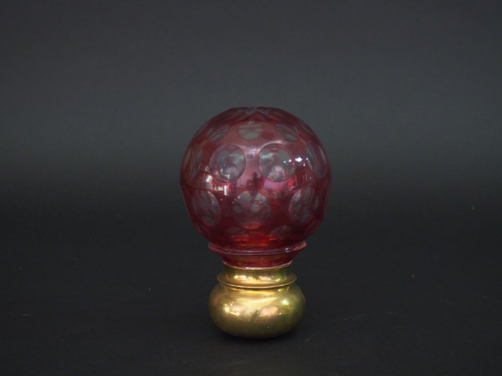 Boule d'escalier en cristal bicolore. H. 14 cm
