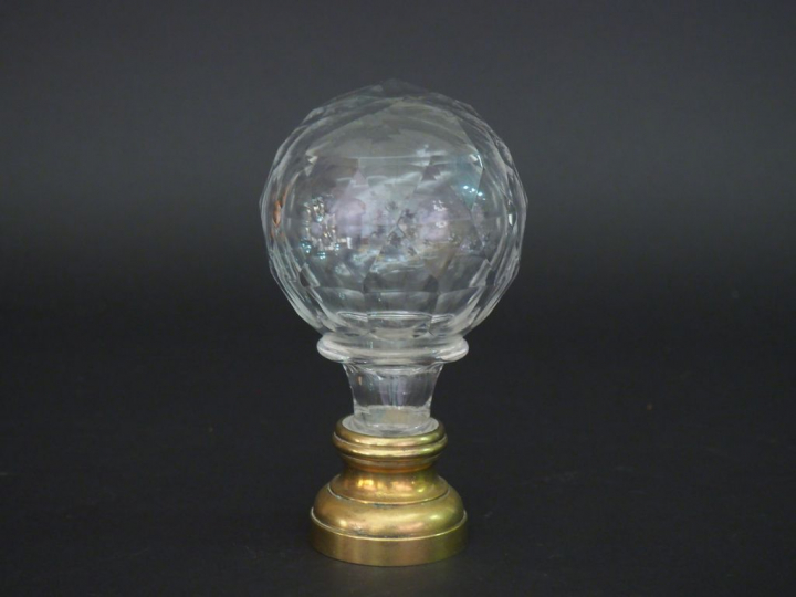 Boule d'escalier en verre ou cristal taillé. H. 16 cm