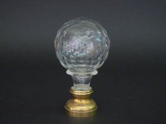 Vente aux enchères Boule d'escalier en verre ou cristal taillé. H. 16 cm