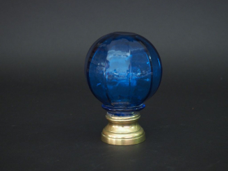 Vente aux enchères Boule d'escalier en verre bleu. H. 14 cm