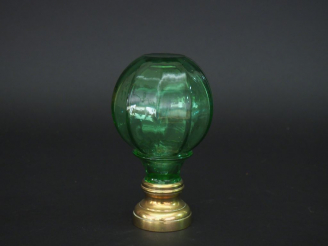 Vente aux enchères Boule d'escalier en verre vert. H. 16 cm