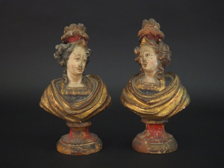 Paire de sujets italiens XVIIIème en bois sculpté polychrome "portrait