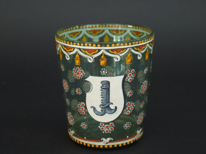 Gobelet de chasse XIXème en verre teinté vert, à décor émaillé polychr