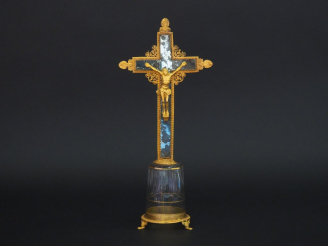 Vente aux enchères Crucifix XIXème en métal doré, verre et cristal, piétement tripode à g