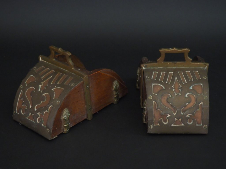 Paire d'étriers XIXème en bronze, laiton et bois naturel, à décor d'en