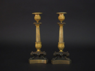 Vente aux enchères Paire de bougeoirs Restauration en bronze à patine brune et dorée, pie