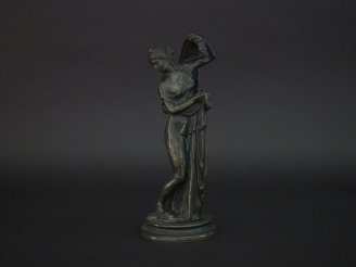 Vente aux enchères Sujet en bronze XIXème à patine brune "jeune femme à l'antique". H. 27