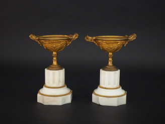 Vente aux enchères Paire de cassolettes Napoléon III en marbre blanc et bronze doré figur