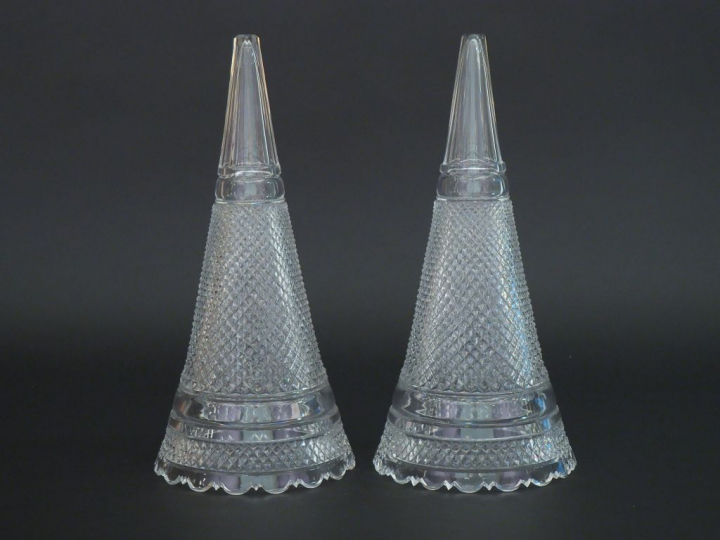 	Paire de vases cornet Napoléon III en cristal gravé à décor de croisi