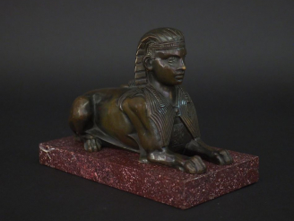 Vente aux enchères Sujet en bronze à patine brune "le sphinge" sur un socle en marbre à l