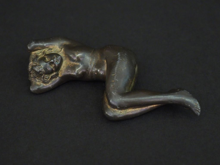 Sujet 1900 en bronze "odalisque". L. 9 cm.