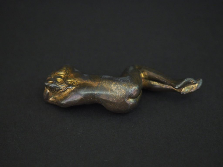 Sujet 1900 en bronze "odalisque". L. 9 cm.