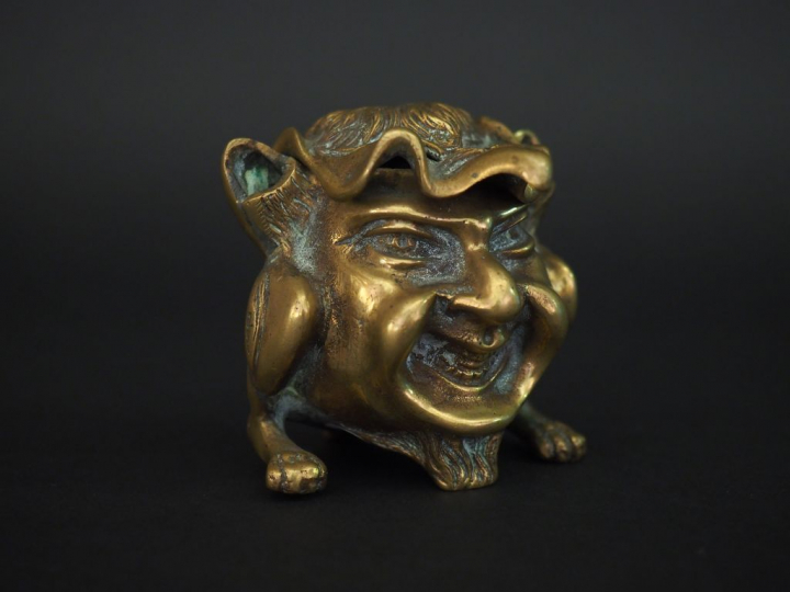 Encrier en bronze représentant une figure de grotesque. H.8 cm.