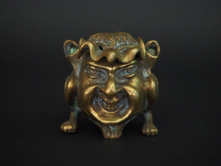 Encrier en bronze représentant une figure de grotesque. H.8 cm.