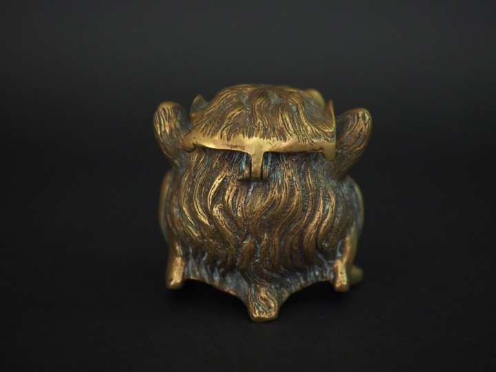 Encrier en bronze représentant une figure de grotesque. H.8 cm.