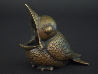 Vente aux enchères Encrier XXème en bronze figurant un moineau. Dim. 9 x 10 cm.