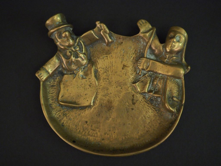 Vide-poche XXème en bronze "Guignol et Gnafron". Monogrammé FF sous la