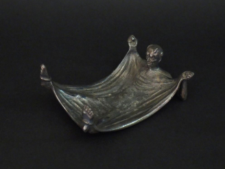 Vente aux enchères Vide-poche 1900 en bronze argenté figurant un démon. Poinçonné sous la
