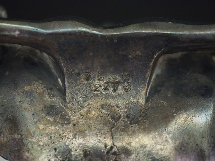 Vide-poche 1900 en bronze argenté figurant un démon. Poinçonné sous la