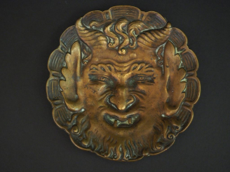 Vente aux enchères Vide poche XIXème en bronze figurant un visage de faune. Dim. 13,5 x 1